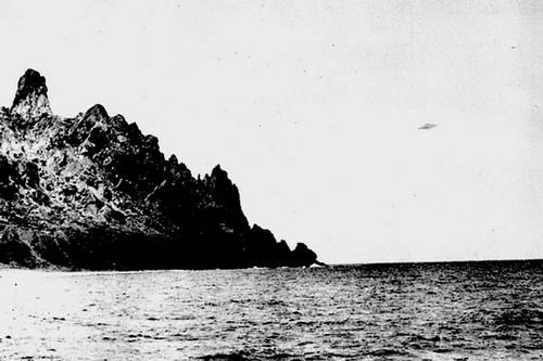 Trindade Island UFO — Photograph No. 3 — January 16, 1958 · Almiro Baraúna